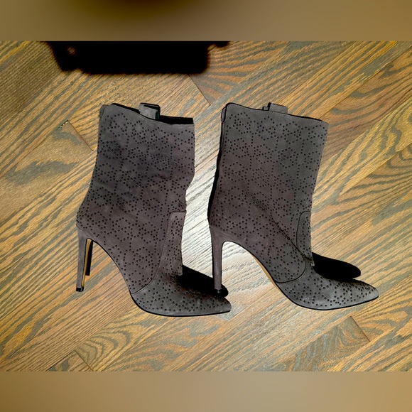 NWT VINCE CAMUTO Grey Studded Korikanta boot sz 9M / 40 - Picture 2 of 6